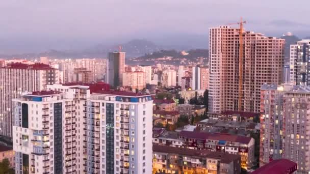 Espacio de la ciudad con rascacielos y ventanas cambiantes de luz. Timelapse día a noche en Batumi — Vídeo de stock