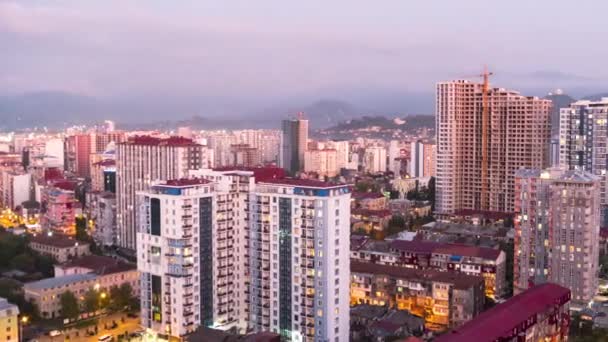 Stadsruimte met wolkenkrabbers en Windows Changings Light. Dag tot nacht Timelapse in Batumi — Stockvideo