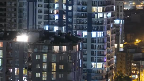 Multistorey épületek változó ablakvilágítással éjjel a városban. Időintervallum — Stock videók