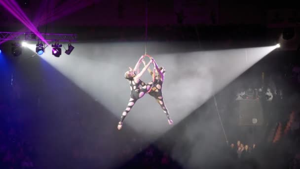 Dúo de mujer acrobática aérea se realiza en anillo en una etapa de circo — Vídeos de Stock