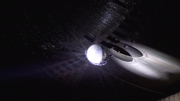 Disco bal opgehangen boven het plafond van een concertzaal reflecteert lichtstralen en draait — Stockvideo