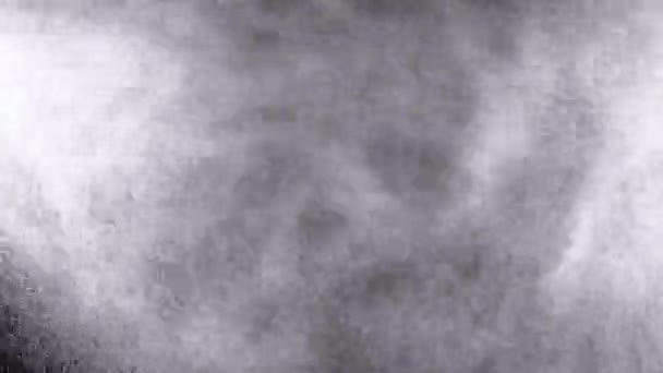 Wasserspray vor schwarzem Hintergrund. Mikrotropfen fliegen durch die Luft. Zeitlupe — Stockvideo