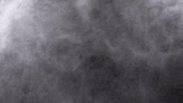 Water Spray tegen zwarte achtergrond. Micro druppels water vliegen in de lucht. Langzame beweging — Stockvideo