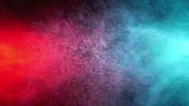 Pulvérisation d'eau verte et rouge mélangée sur un fond noir. Mouvement lent 