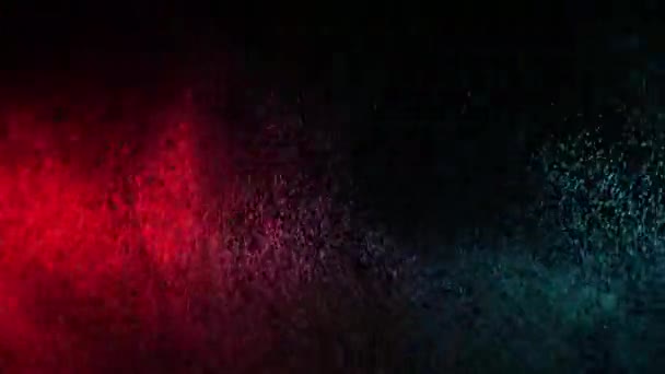 Zöld és Vörös Víz Spray keverve egy fekete háttér. Lassú mozgás — Stock videók