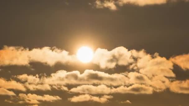 Dramatisk solnedgång över molnen. Timelapse. Stora gula solen rör sig över horisonten — Stockvideo