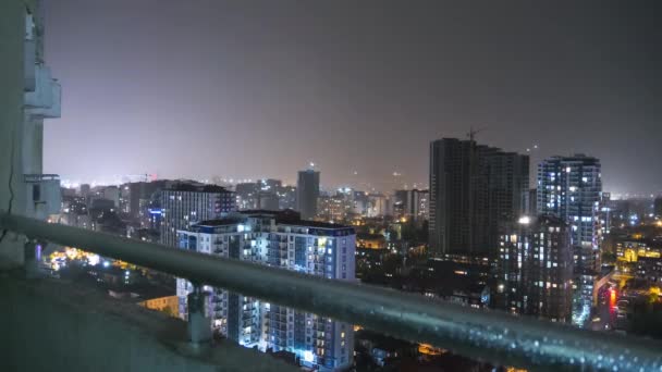 Éjszakai város felhőkarcolókkal és világító ablakokkal a Viharban és Villámlásokban. Időintervallum — Stock videók