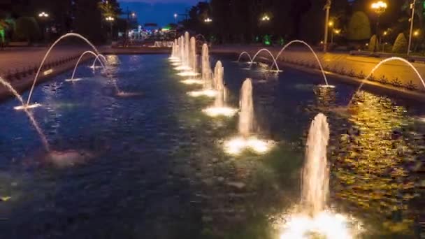 Хронология пения фонтанов на Батумской набережной ночью — стоковое видео