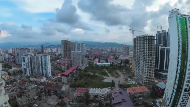 Du jour à la nuit Espace urbain avec chantier de construction, gratte-ciel, circulation et montagnes. Timelapse. Batoumi, Géorgie — Video