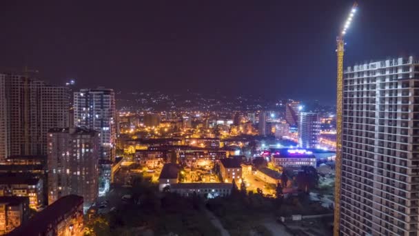 Nocny plac budowy w metropolii Big City z drapaczami chmur i budynkami. Ramy czasowe. — Wideo stockowe