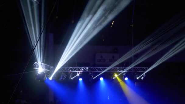 Konzertlichter. Lichteffekte auf einer Konzertbühne in der Zirkusarena bei Nacht. — Stockvideo
