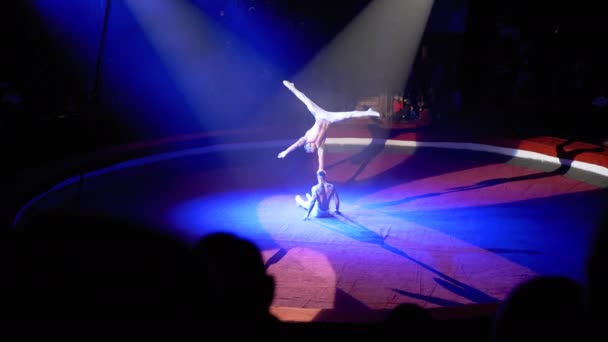 Acrobatische power duo van gespierde mannen op het circuspodium — Stockvideo