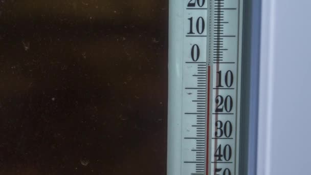 Van nacht tot dag Temperatuur Thermometer buiten het raam Veranderend weer in Timelapse — Stockvideo