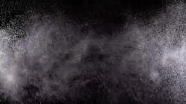 Water Spray op zwarte achtergrond. Micro druppels water vliegen in de lucht. Langzame beweging — Stockvideo