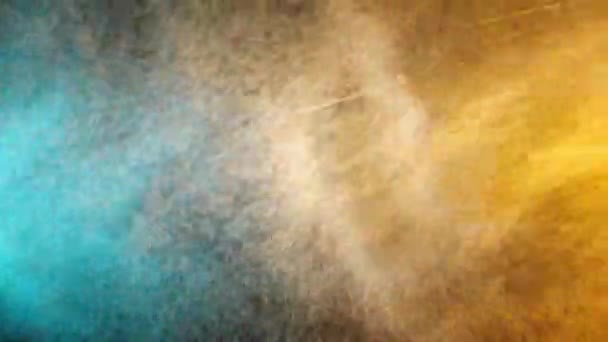 Pulvérisation d'eau verte et jaune mélangée sur un fond noir. Mouvement lent 