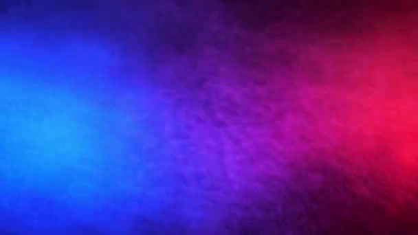 Pulvérisation d'eau rouge et bleue mélangée sur un fond noir. Mouvement lent 