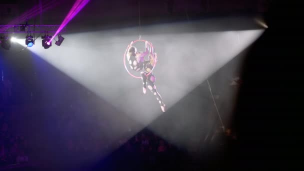 Luchtacrobatische vrouw duet treedt op Ring in een Circus podium — Stockvideo
