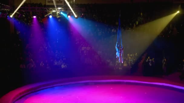 Воздушный акробат, девочка выступает на шелке на сцене цирка . — стоковое видео
