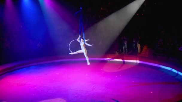 Luchtacrobatiek, meisje treedt op op zijde in een circus podium. — Stockvideo