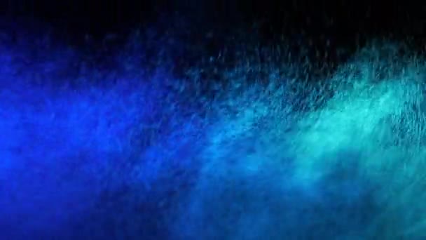 Spray d'eau bleu et vert mélangé sur un fond noir. Mouvement lent 
