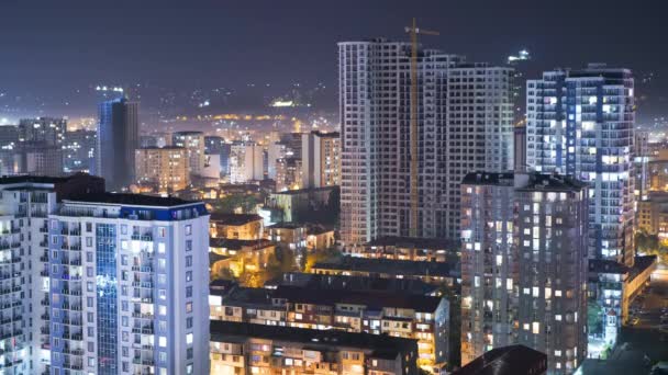 Багатоповерхові будівлі зі зміною освітлення вікон вночі в місті. Тімелапсе — стокове відео
