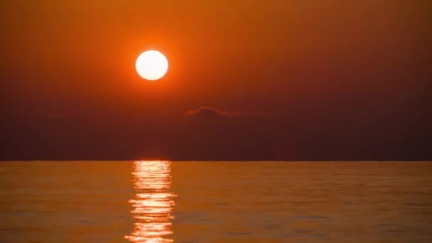 Timelapse van Zonsondergang van de Grote Rode Zon in de zee. Oranje zonnig pad met zee reflecties. — Stockvideo