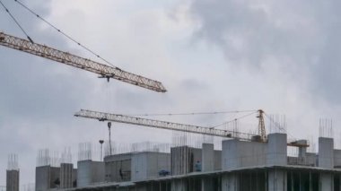 Bina İnşaat. İnşaat alanındaki Crane kulesi. İnşaatçılar çalışır. Zaman Uygulaması