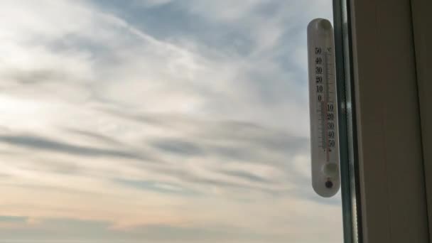 Termometro di temperatura fuori dalla finestra e cambiamento del tempo in Timelapse — Video Stock