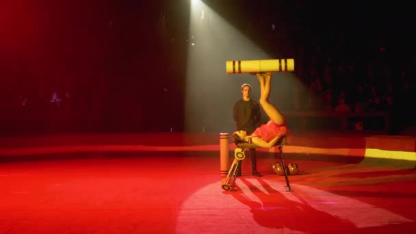 Femme couchée tourne le cylindre avec ses jambes sur la scène de cirque — Video