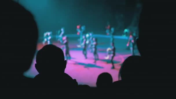 Силуети глядачів у цирку, які дивляться шоу на цирковій арені — стокове відео