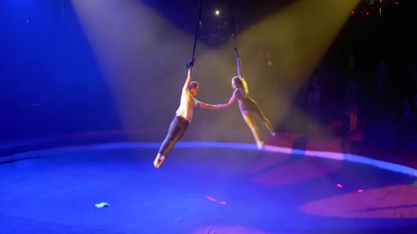 Letecký akrobatický duet vystupuje na hedvábí v cirkusovém jevišti. — Stock video