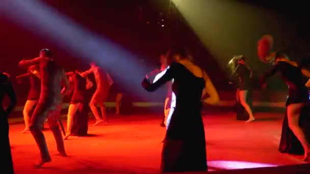 Τσίρκο. Καλλιτέχνες που χορεύουν με στολές στο Circus Arena. Οι θεατές παρακολουθούν την παράσταση — Αρχείο Βίντεο