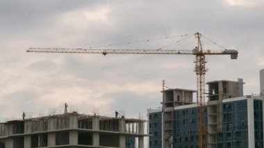 Bina İnşaat. İnşaat alanındaki Crane kulesi. İnşaatçılar çalışır. Zaman Uygulaması
