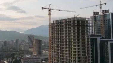 Bina İnşaat. Zaman ayarlı. İnşaat Alanı 'ndaki Turna Kulesi Yüksek Binada Yükleme Yapıyor.