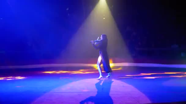 De vrouwelijke artiest in pak speelt viool op het circuspodium — Stockvideo