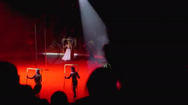 Circo. Artistas dançando em trajes na Circus Arena. Espectadores assistem ao show — Vídeo de Stock