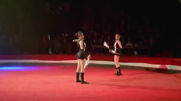 Duo dvojčat žonglování s kluby provádí triky na scéně cirkusu — Stock video