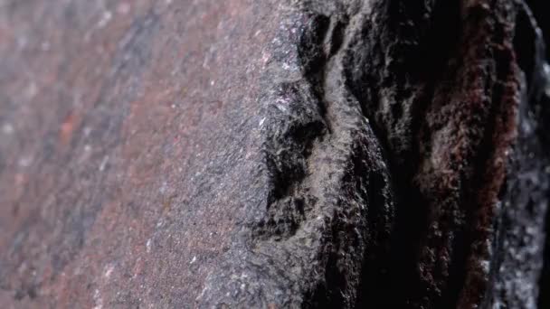 A pedra gira em um fundo preto — Vídeo de Stock