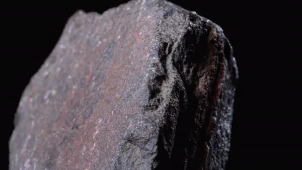 Kamień obraca się na czarnym tle — Wideo stockowe