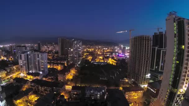 Hochbau von Tag zu Nacht. Zeitraffer. Turmdrehkran mit Beleuchtung im Stadtraum — Stockvideo