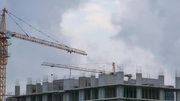 Építőipar. Tower Crane egy építkezésen. Az építők dolgoznak. Időintervallum — Stock videók