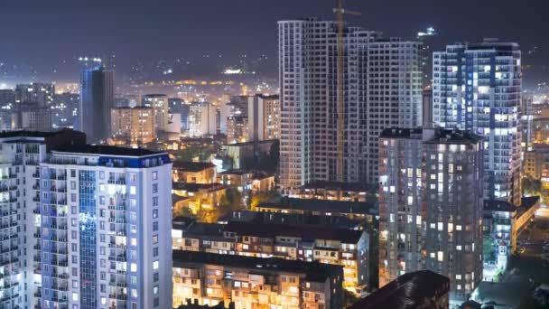 Edifici a più piani con cambiando l'illuminazione della finestra di notte in città. Timelapse — Video Stock