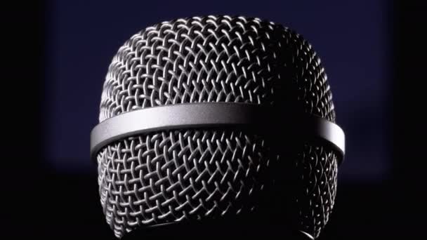 Микрофон вращается на черном фоне. Dynamic Microphone Grid Spins Закрытие — стоковое видео