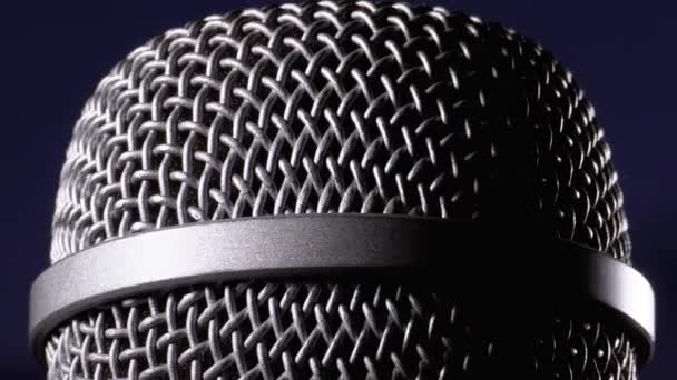 Le microphone tourne sur un fond noir. Grille de microphone dynamique tourne Gros plan — Video