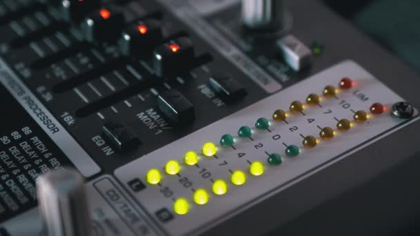 Señal de nivel de indicador led en la consola de mezcla de sonido o la consola Dj — Vídeos de Stock