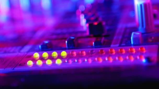 Led indikátor úrovně signálu hlasitosti na zvukovém mixování konzole nebo Dj konzole na straně v nočním klubu. — Stock video