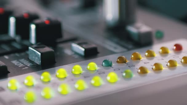 LED-Pegelanzeige auf dem Tonmischpult oder DJ-Mischpult — Stockvideo