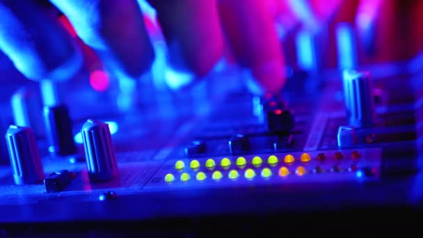 Работа над приставкой для микширования звука на диджейской вечеринке в ночном клубе — стоковое видео