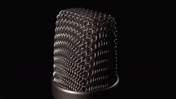 El micrófono de condensador Studio gira sobre fondo negro — Vídeo de stock