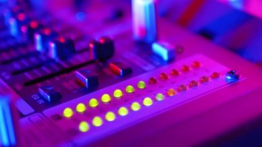 Gecekulübünde Ses Karıştırma Konsolunda Ses Düzeyi Sinyalinin Öncü Göstergesi ya da Gece Kulübü Partisinde Dj Konsolu.